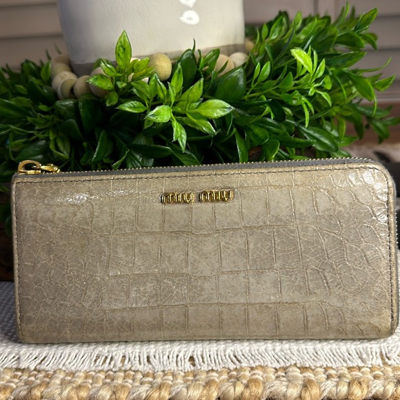 Miu Miu Portafoglio Lampo gray long wallet EUC - Picture 1 of 9